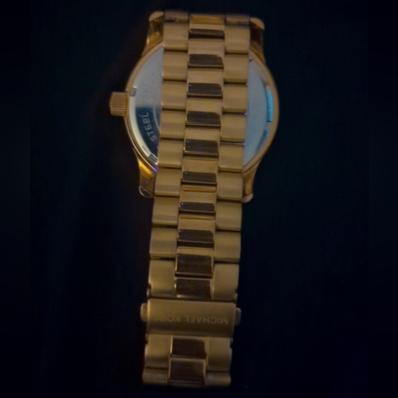 MENS GOLD MICHAEL KORS WATCH ⌚✅ GREAT USED CONDITION, LIKE NEW. NEEDS A BATTERY! - Picture 3 of 4